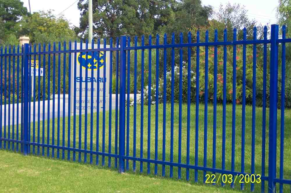 Blue long fence — Gates Darwin in Pinelands, NT