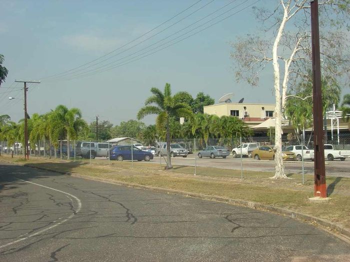 Clear road — Gates Darwin in Pinelands, NT