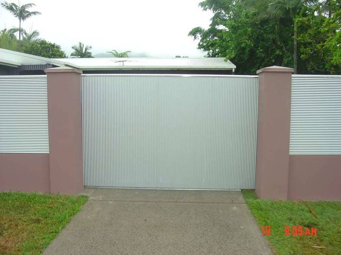 White wall — Gates Darwin in Pinelands, NT