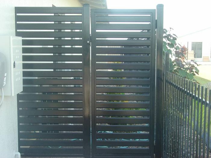 Black gate — Gates Darwin in Pinelands, NT