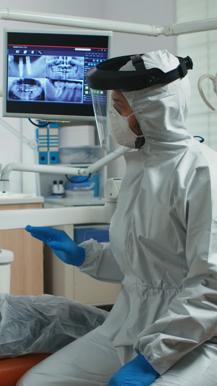infermiere con dispositivi di protezione individuale mentre è in reparto
