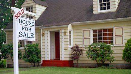 For Sale By Owner Real Estate Sign and House — Selling in Newport News, VA For Sale By Owner Real Estate Sign and House — Selling in Newport News, VA