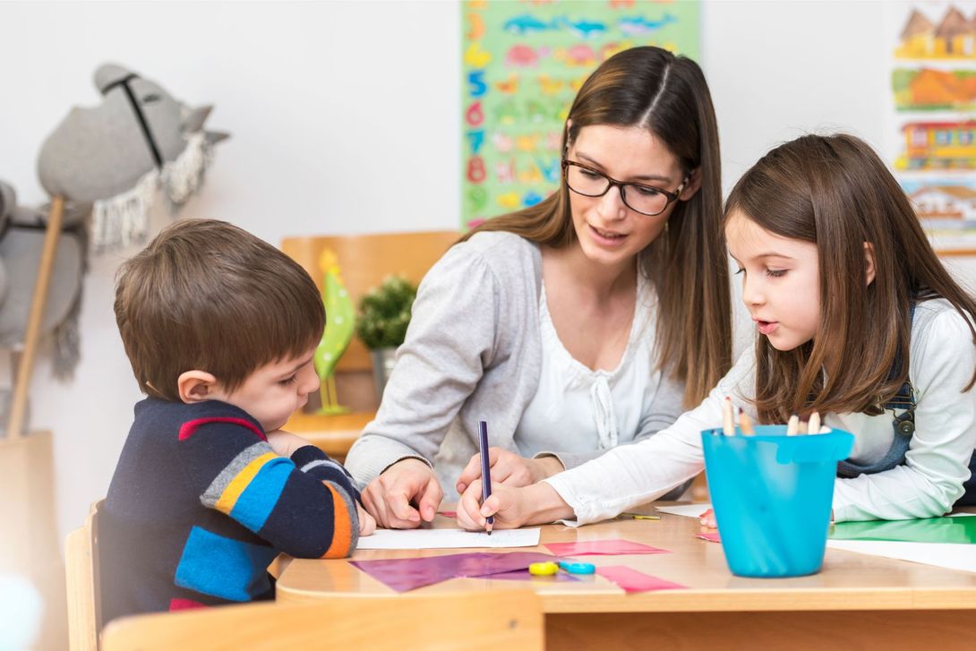 Maestra con bambine