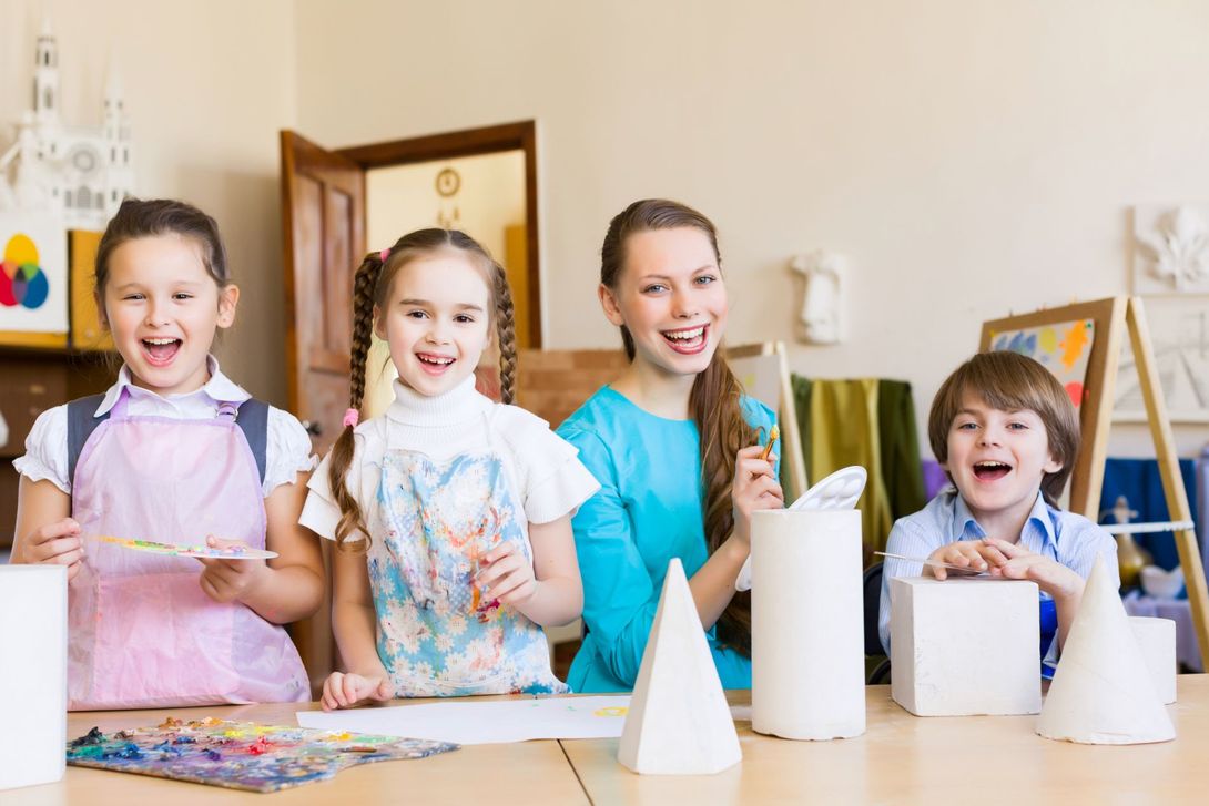 Maestra d'asilo con bambini