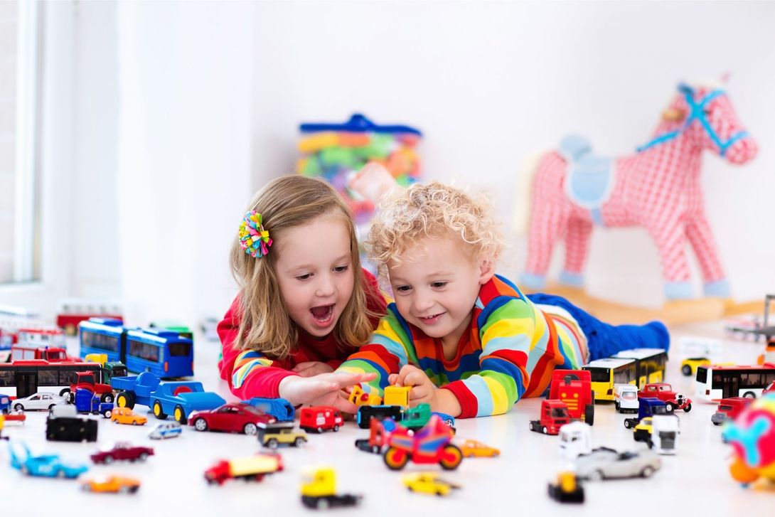 Bambini piccoli che giocano