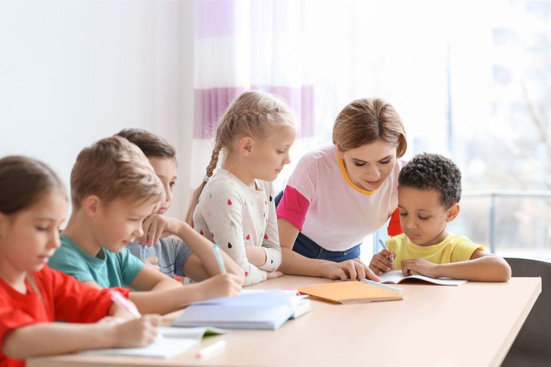 Bambini che studiano
