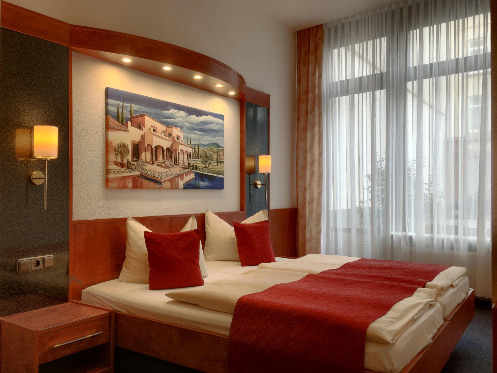 Ein Hotelzimmer mit einem Bett und einem Gemälde an der Wand