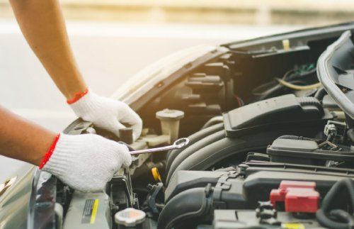 meccanico in azione in officina multimarca