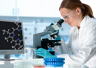médica trabajando en microscopio