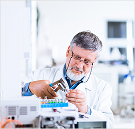 Médico en laboratorio