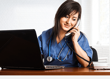 Médica atendiendo el teléfono