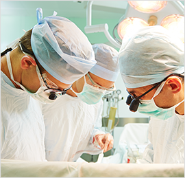 Médicos en cirugía