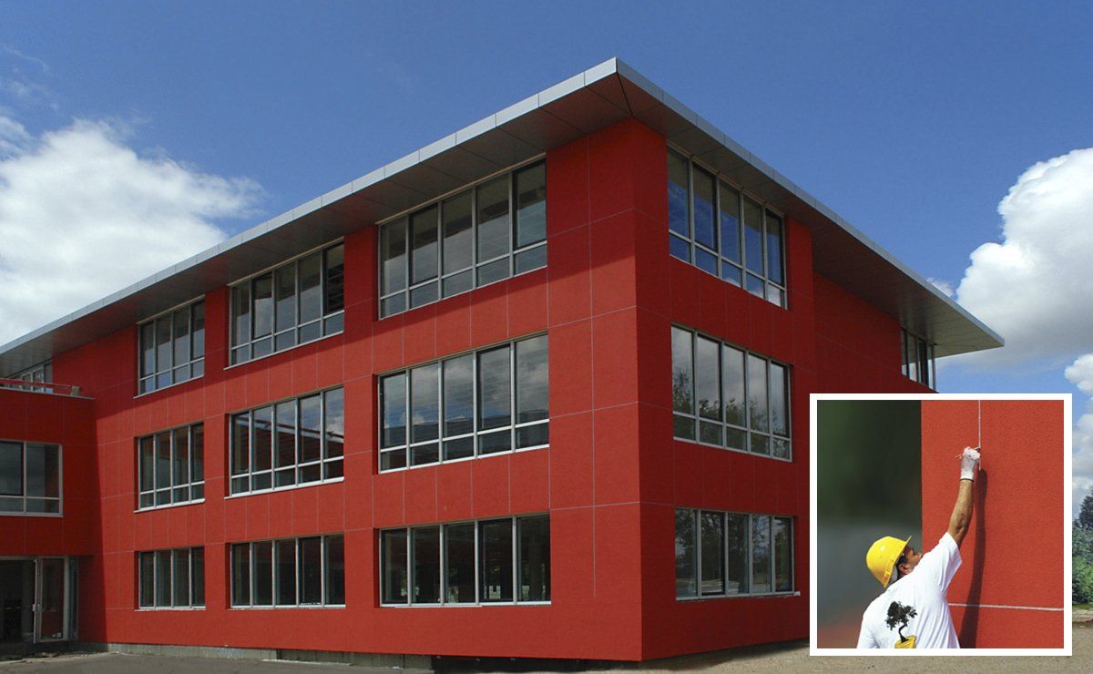 Bâtiment etertiaire neuf, ETICS sous enduit de teinte soutemenue réféchissant les infrarouges, finition effet bardage