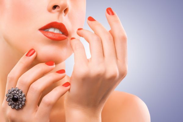 mani dopo trattamento di manicure