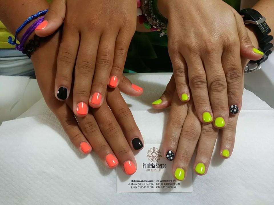 mani con smalti di tendenza