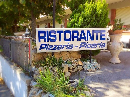 pizza con affettati, funghi e olive