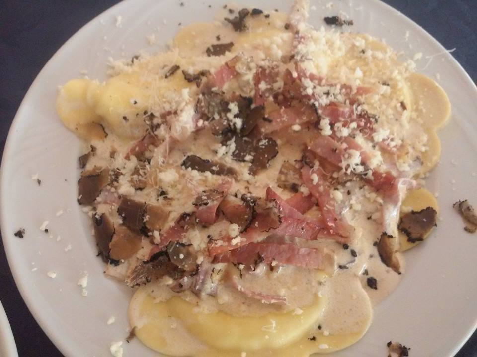 ravioli a forma di fiore con tartufo