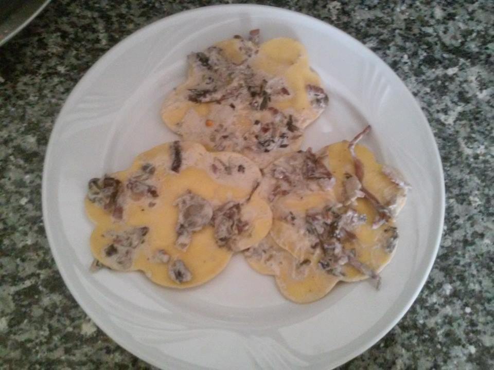 ravioli a forma di fiore con funghi