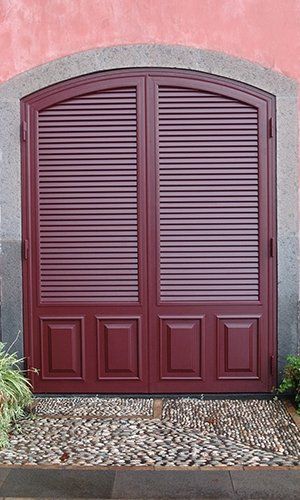 Porta con scuri