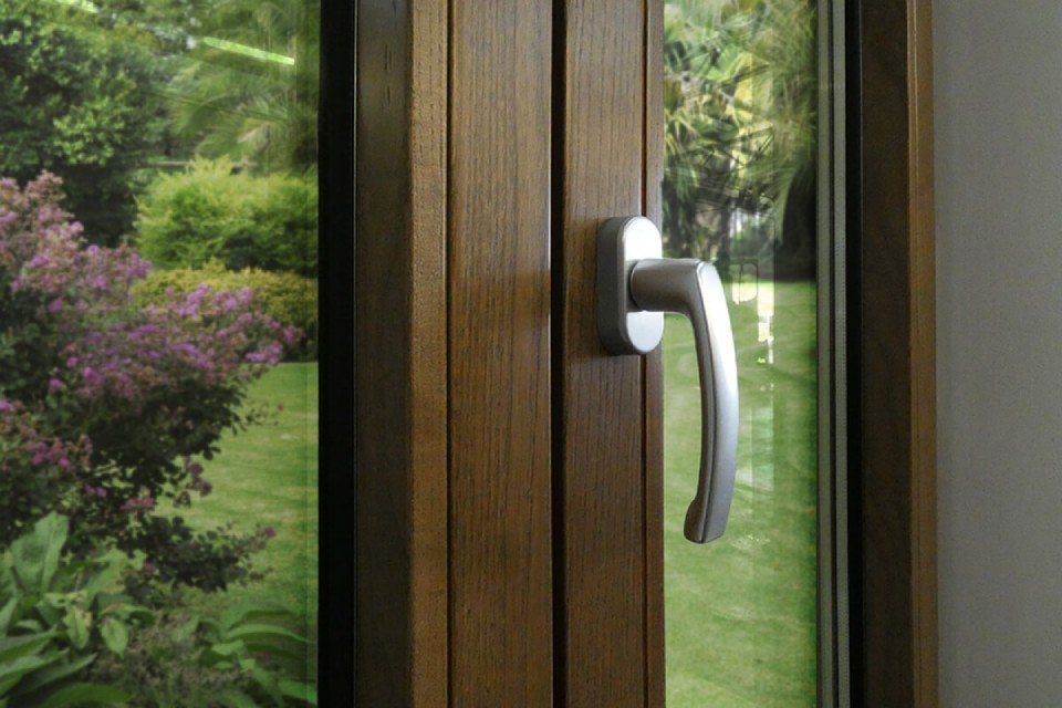 Maniglia per finestra in legno