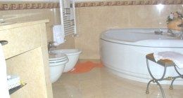 rifacimento bagni bagno in marmo, pavimento in marmo, rivestimento in marmo