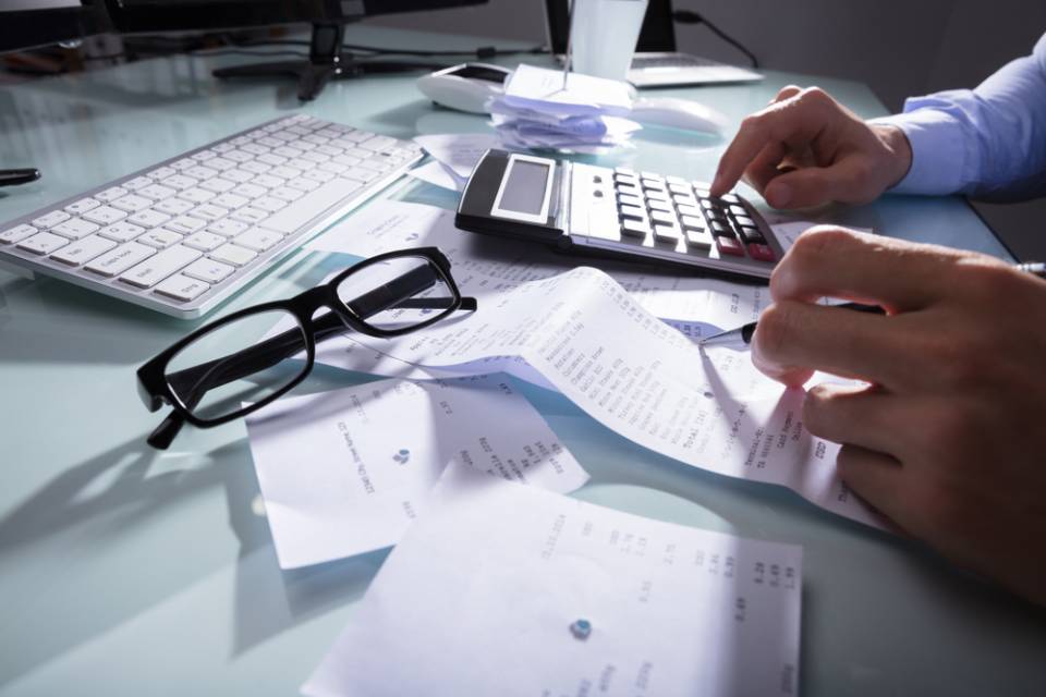 commercialista impegnato in revisione contabile
