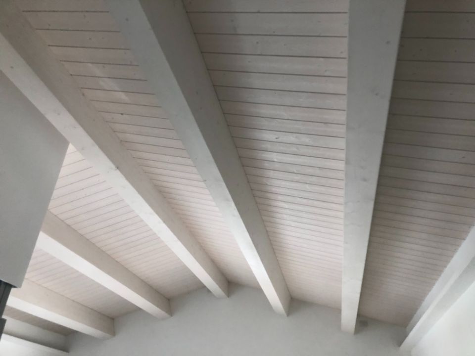 soffitto con travi in legno a vista