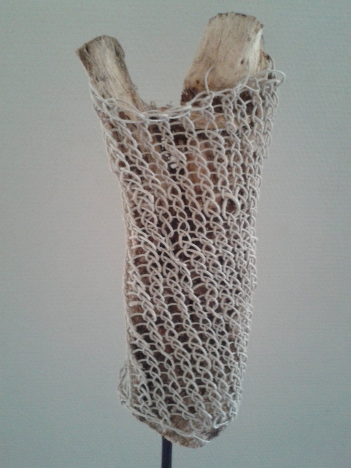 beeld Masker van de Ziel, hout en touw, Elisabeth Baron