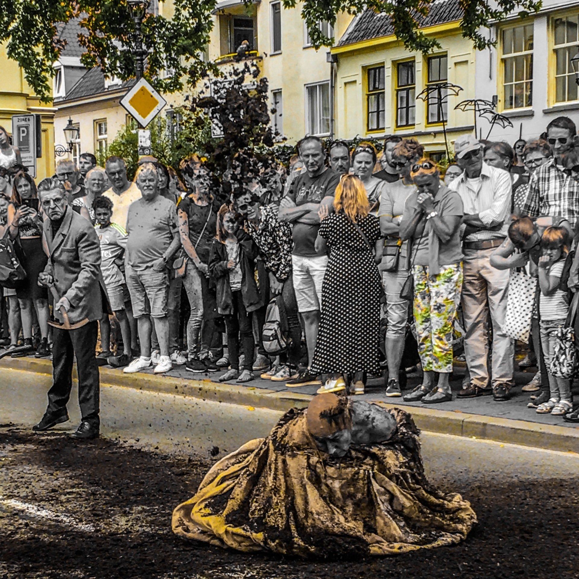 deventer op stelten 2019 teatro del silencio, Throwing Sand,  photograph by Elisabeth Baron, EB-Artwork.nl