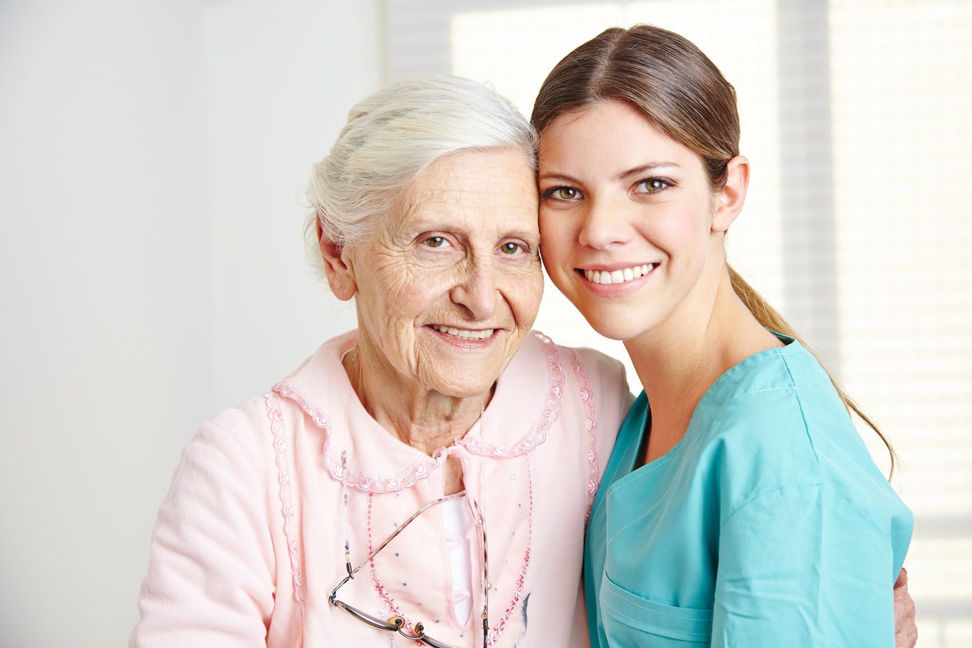 Une femme âgée pose pour une photo avec une infirmière.