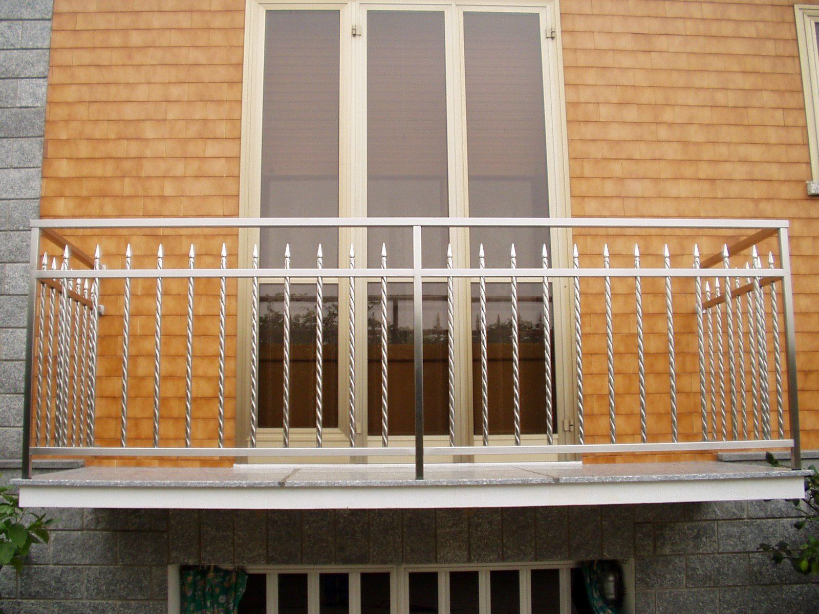 ringhiera in ferro bianco