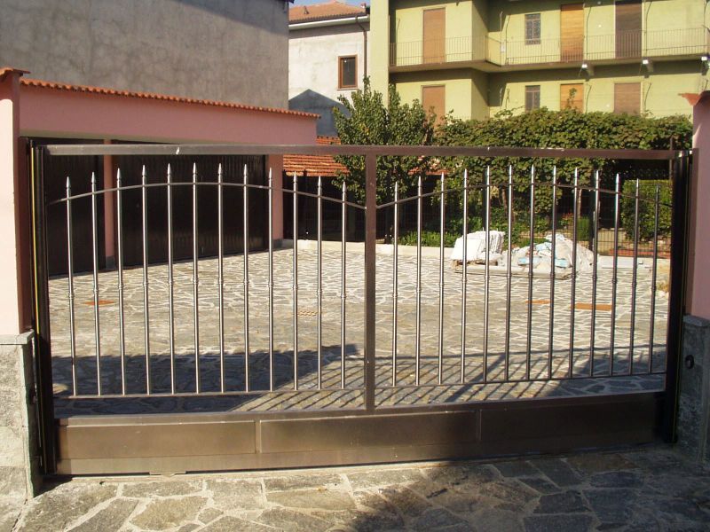 cancello di ingresso in acciaio per cortile privato