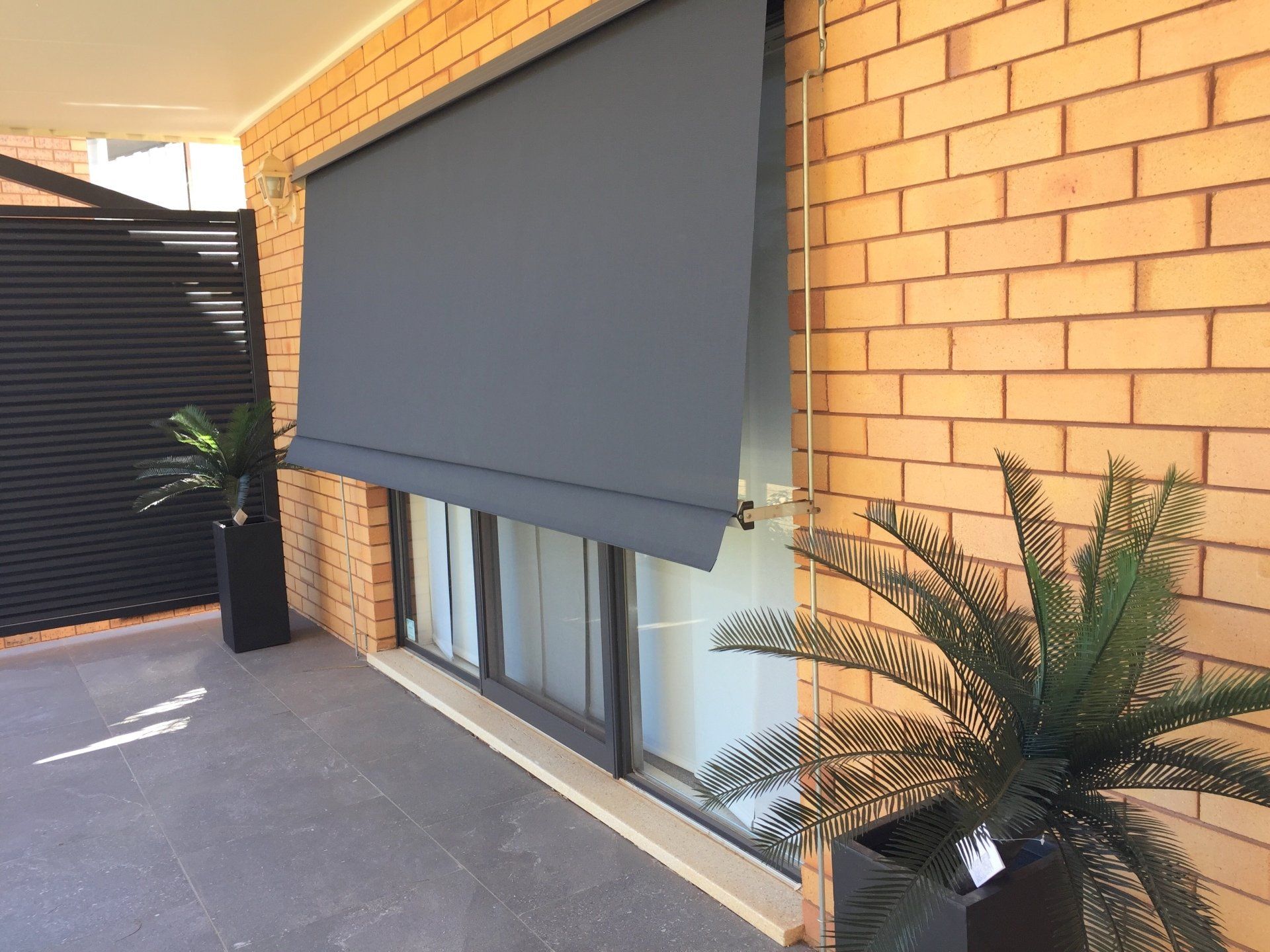 Automatic Lock Arm Fabric Rollup Awning