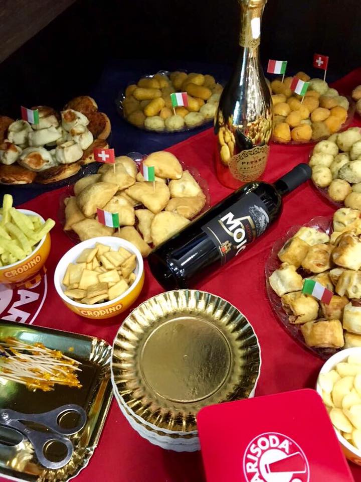 aperitivo con stuzzichini e vino