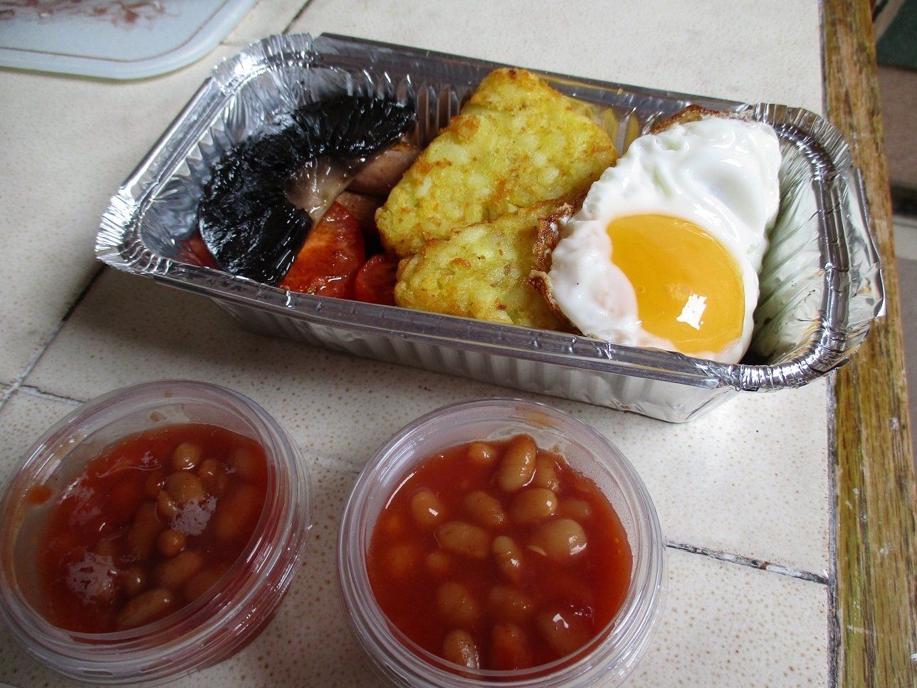 Vegetarian breakfast in a tray ready for delivery