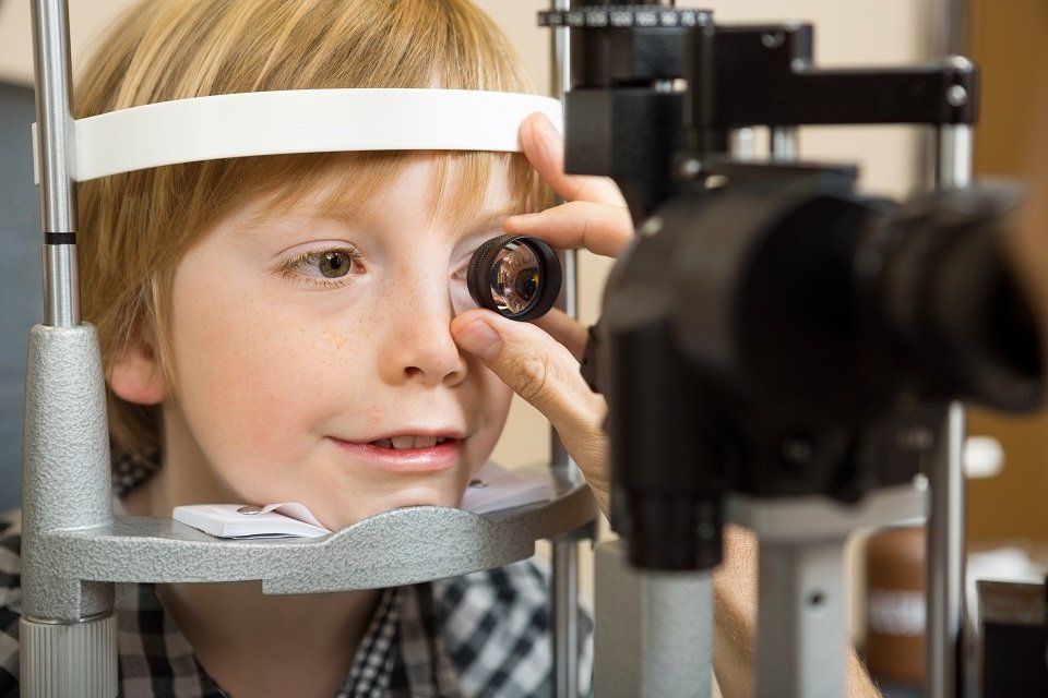 controllo della vista di un bambino