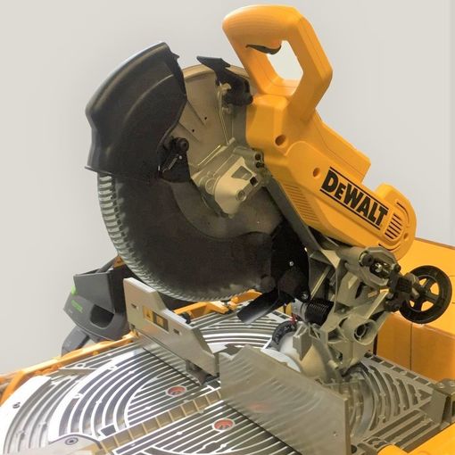 Una smerigliatrice gialla a marchio DeWalt