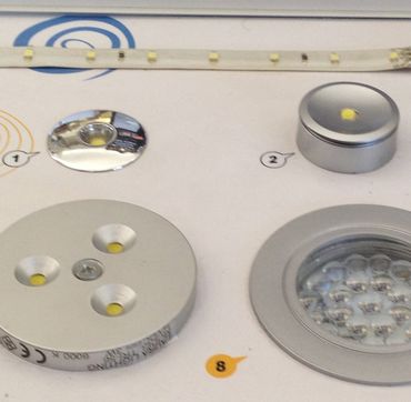 Quattro luci a led in varie forme in esposizione