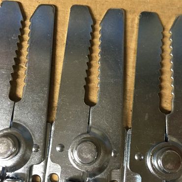 Dettaglio di minuteria a pinza in metallo