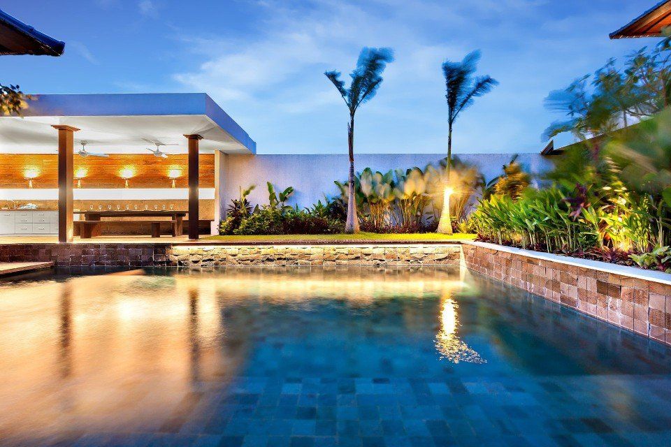 piscina illuminata