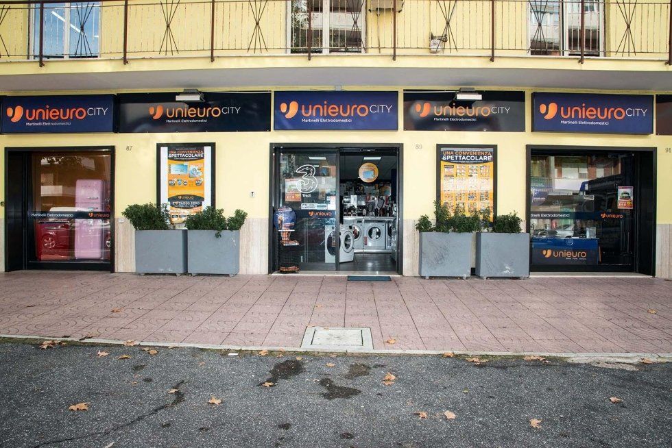 vetrine di un negozio di elettrodomestici