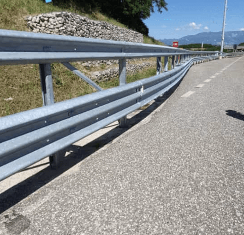 installazione di un segnale stradale