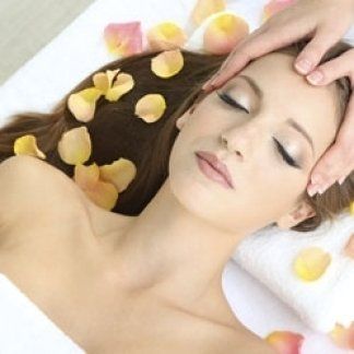 mani massaggiano la testa di una donna