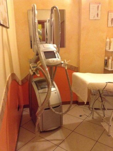 macchinario vicino a un lettino estetico per trattamenti corpo