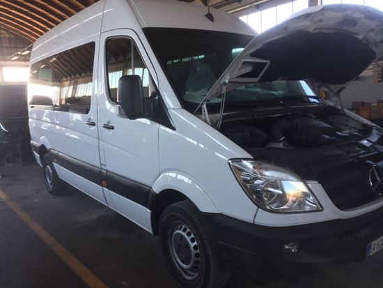 minibus mercedes benz in riparazione