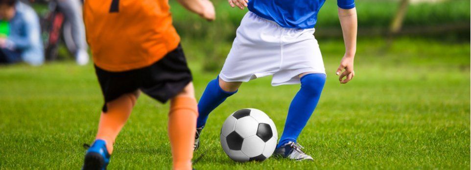 bambini giocano a calcio