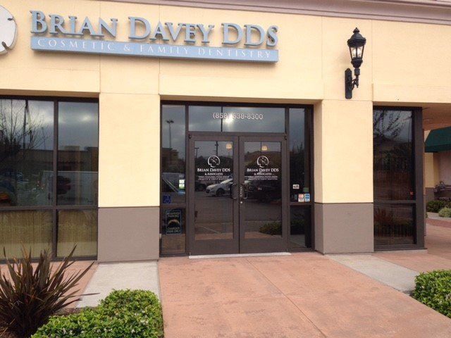 Exterior of Brian Davy DDS dental office with glass doors and windows.