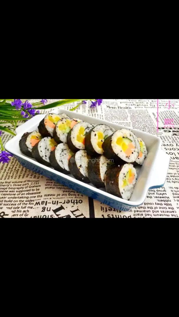 Een dienblad met sushi staat op een krant op een tafel.