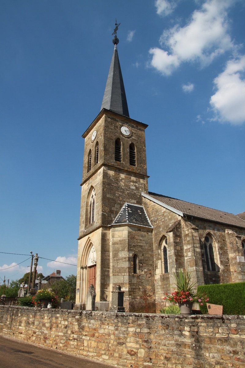 Een kerk met een torenspits en een klok erop