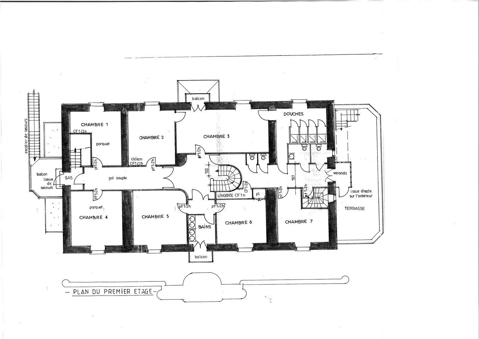 Een zwart-wit plattegrond van een huis